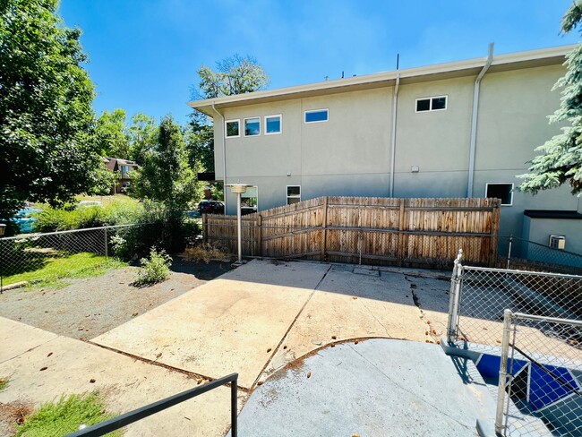 Building Photo - 2875 S Sherman St