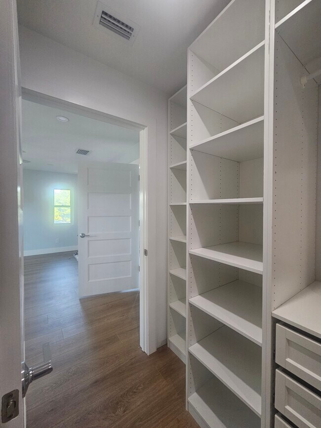 Building Photo - 1213 Formosa Ave