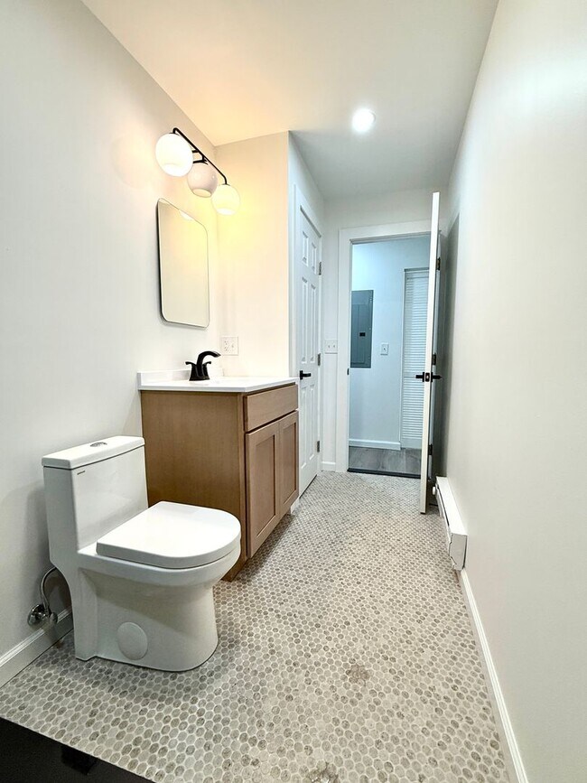 Building Photo - Bright, Modern & Fully Renovated 1-Bedroom...