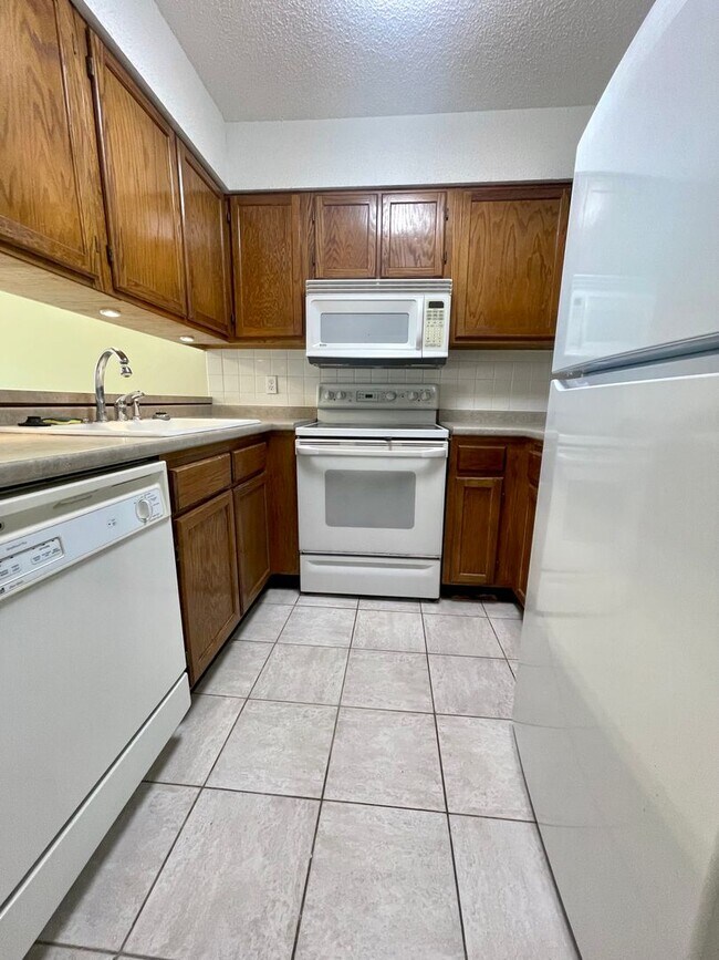 Building Photo - **Move In Special-50% Off First Months Rent**