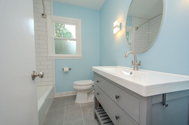 Building Photo - Recently Updated! 4 Bed/2.5 bath