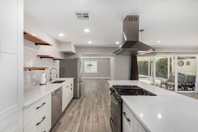 Building Photo - Beautiful Home available to lease!