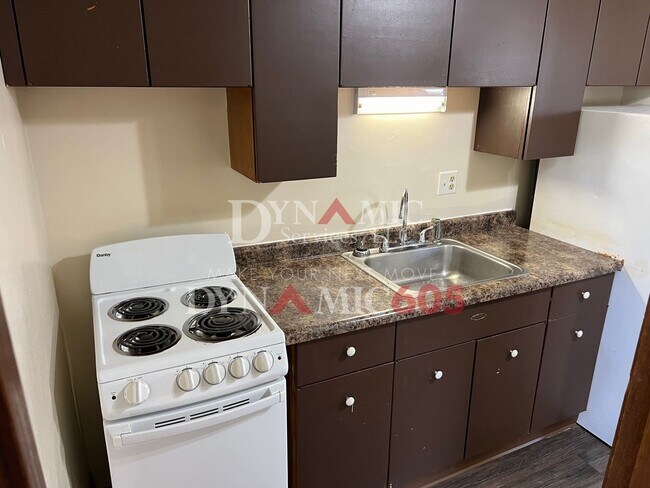 Building Photo - 1BD/1BA Garden Level Apartment in 6-Plex
