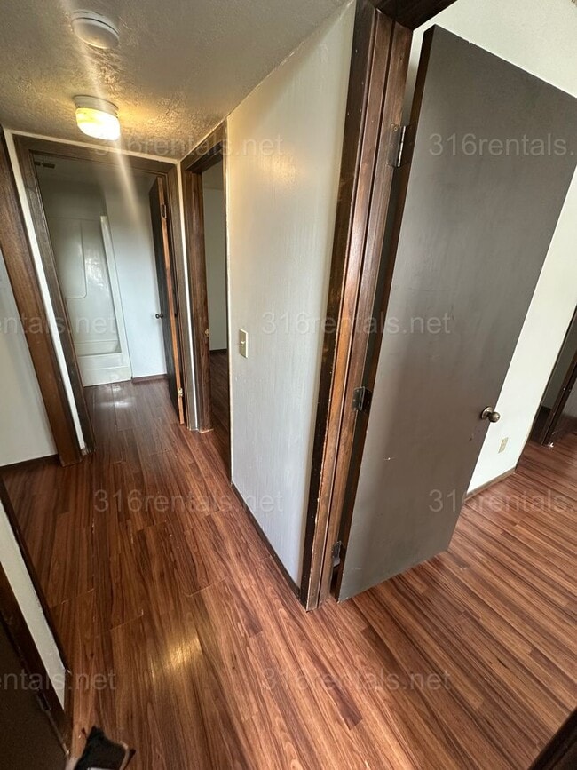 Building Photo - $875 - 2 bed 1.5 bath - Duplex within walking distance from Walmart