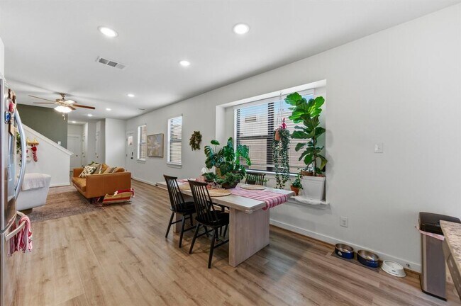 Building Photo - 159 Threshing Rd