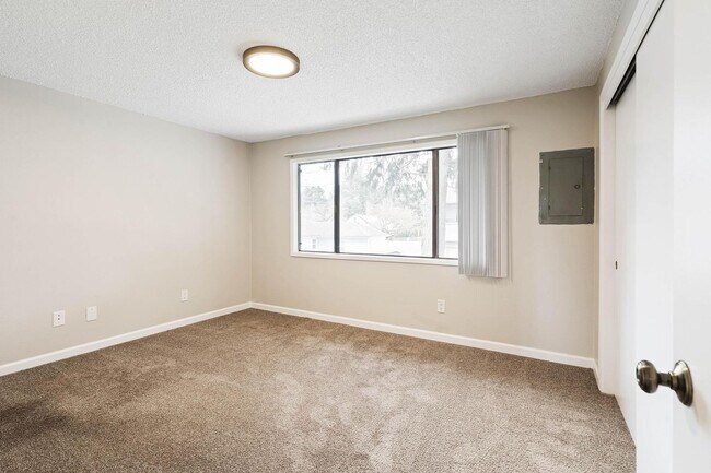 Building Photo - $500 off 1st month! Clean, welcoming 2-bdrm/1.5 bath unit in Milwaukie. Private patio, quiet loca...