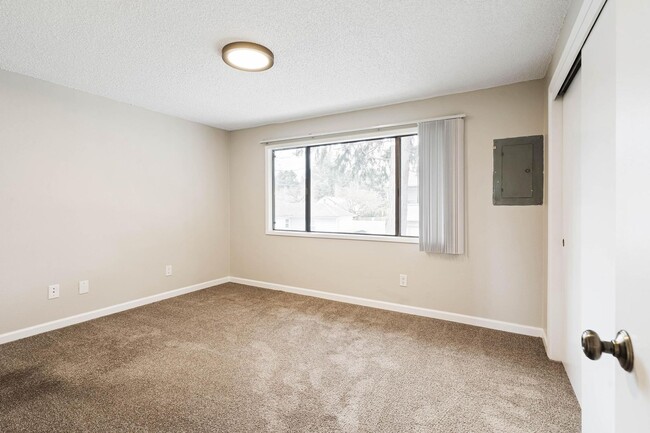 Building Photo - Clean, spacious 2-bdrm/1.5-bath unit in Milwaukie. Private patio, quiet location, designated parking