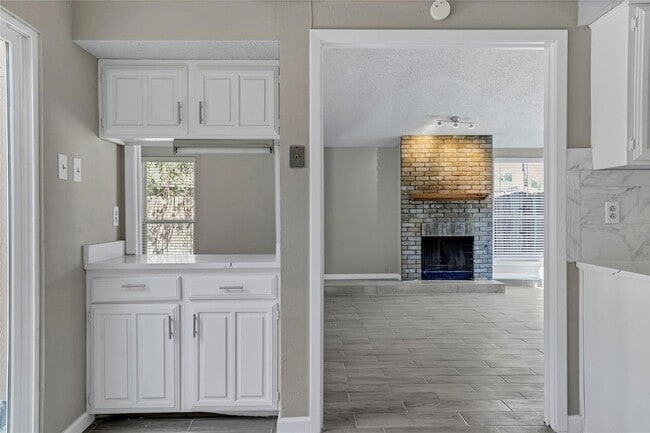 Building Photo - 9724 Summerwood Cir