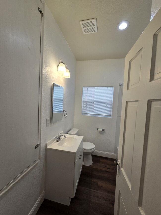 Building Photo - 809 Elmwood Dr