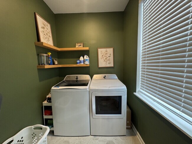 Building Photo - "Spacious 3-Bedroom Townhouse Oasis in West St Paul – 2.5 Baths & 2,268 Sq Ft of Comfort!"