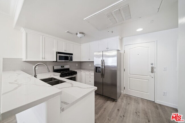 Building Photo - 2335 S Bentley Ave