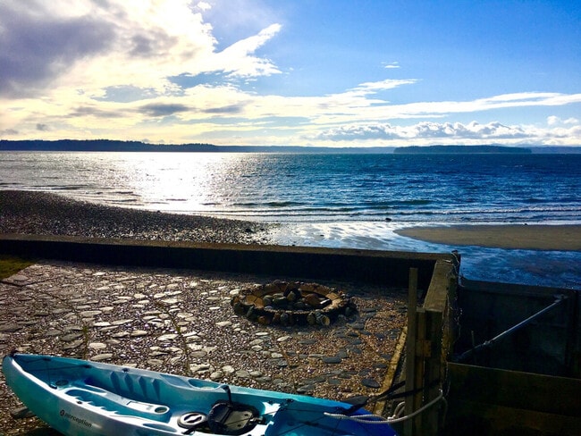 Building Photo - 4136 Beach Dr SW