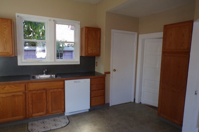 Building Photo - 4912 SE 99th Ave