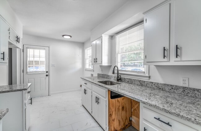 Building Photo - Bright, Comfortable 3BR/2BA Home in East Memphis — 1,400 Sq Ft!