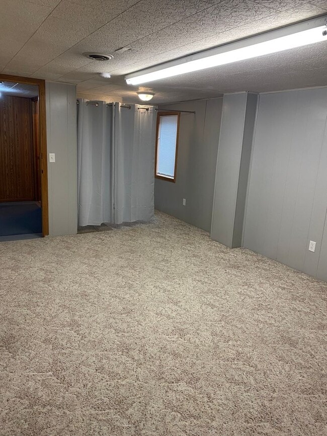 Building Photo - Now leasing for May 2026! Four Bed/Two Bath