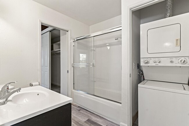 Building Photo - 302 Pleasant St