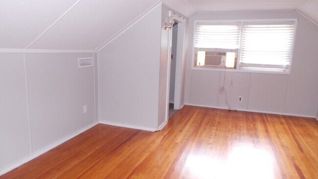 Building Photo - ~~~ Charming AND Convenient ~~~