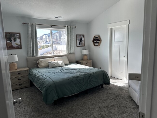 Building Photo - 353 N High Ridge Rd