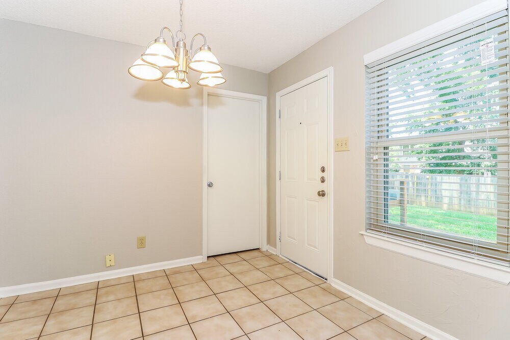 Building Photo - 3645 Fairview Dr