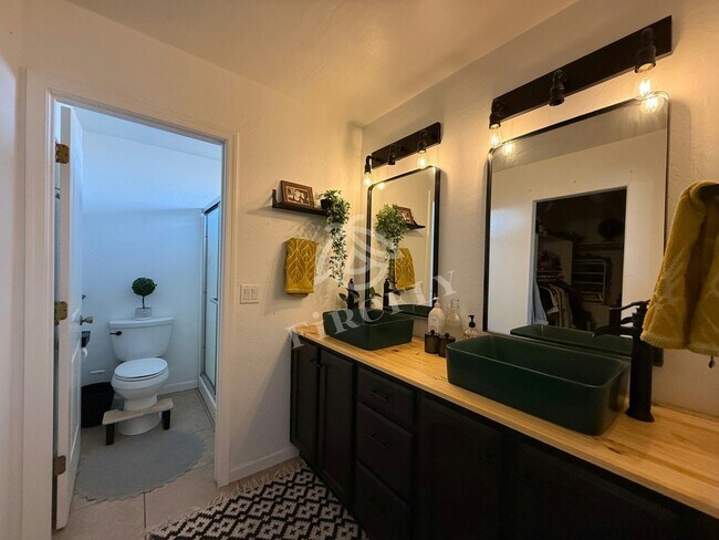 Building Photo - 844 Tori Cir