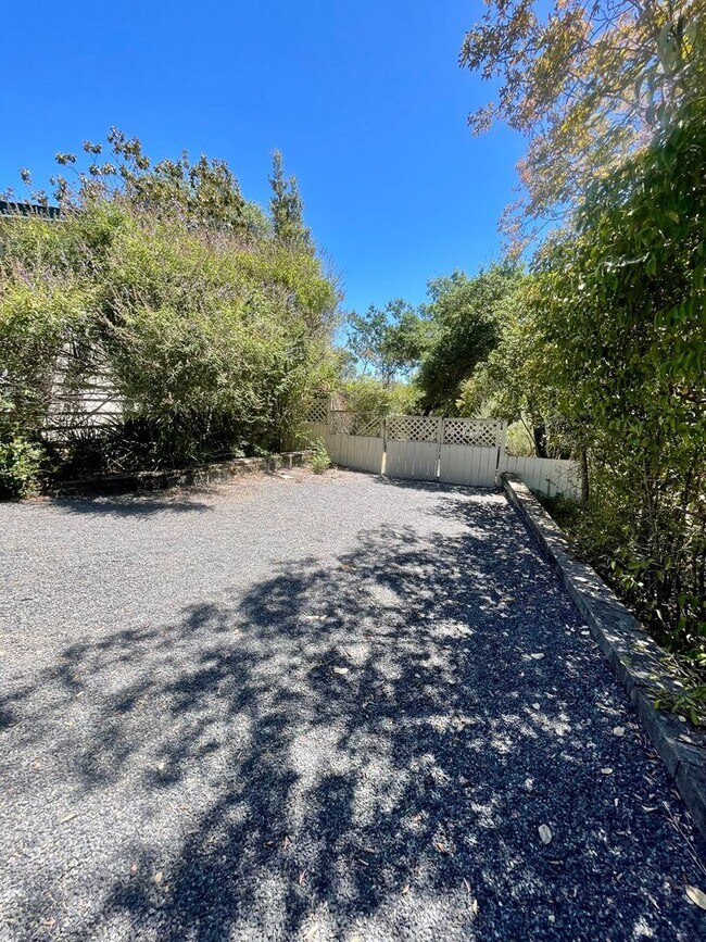 Building Photo - $3,900/month – Rare Country Feel on an Expansive Lot in One of Santa Rosa's Desirable Neighborhoods!
