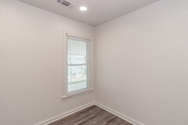 Building Photo - Beautiful home in a great location