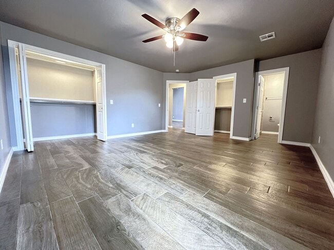 Building Photo - Spacious Modern Living