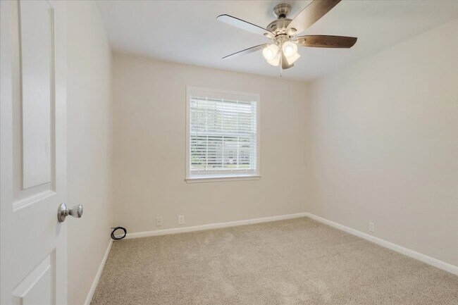 Building Photo - 470 W Marshall Dr