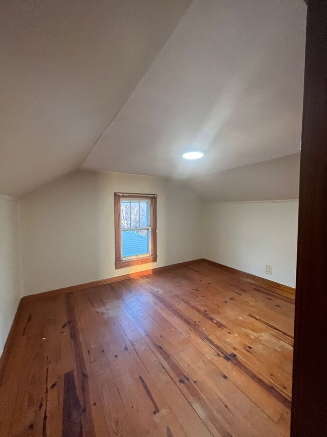 Building Photo - 976 Woodlawn Ave