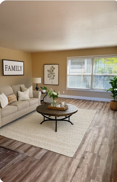 Living room - 56 Glenaire Dr