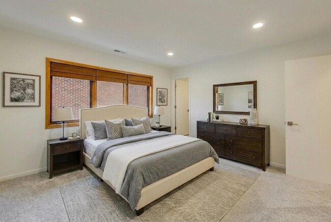 Building Photo - 1209 E Davis St