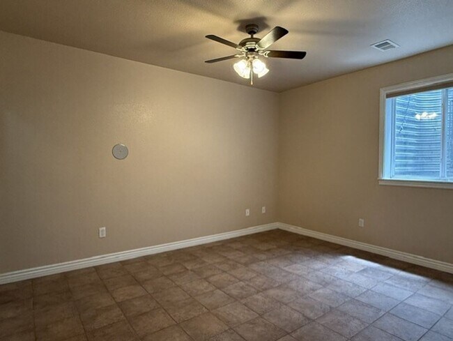 Building Photo - 400 Sterling Dr