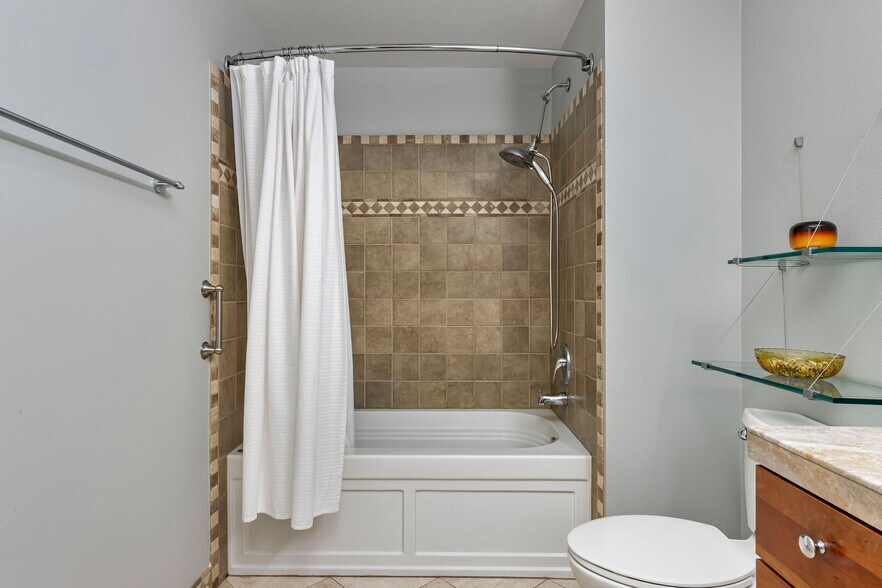 Bath with deep soaking tub - 618 NW 12th Ave