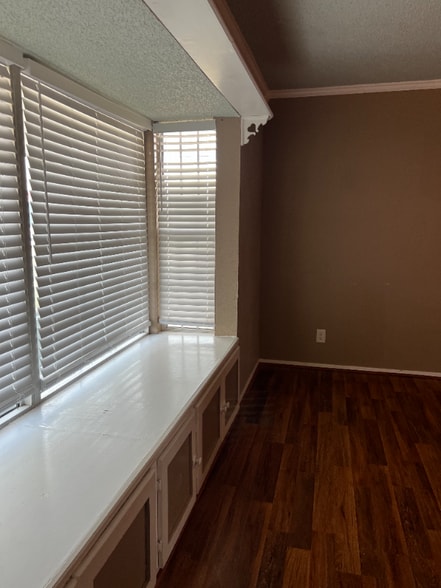 Building Photo - 908 Sycamore Dr