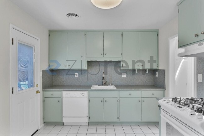 Building Photo - 500 Middlesex Rd