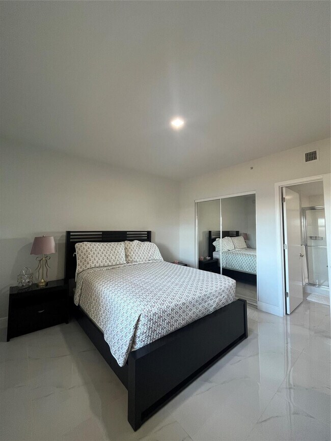 Building Photo - 2650 Lake Shore Dr