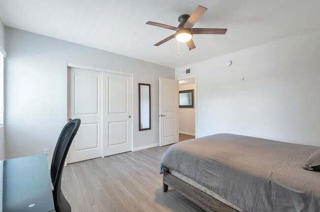 Building Photo - 838 E 9th St