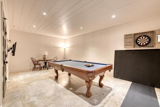 Building Photo - 56 Oak Crescent Cir