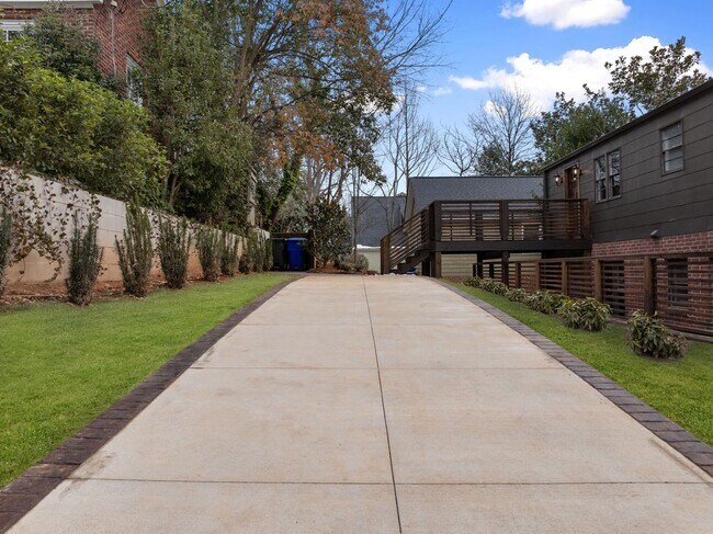 Building Photo - Heritage Historic - Unit B