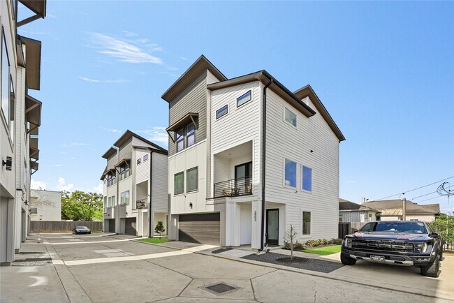 Building Photo - 2502 Tuam St