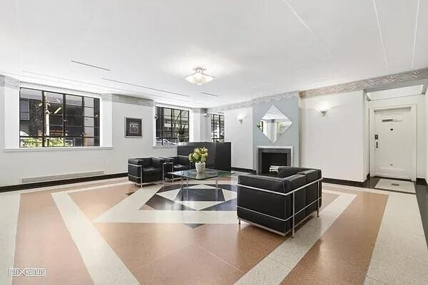 Building Photo - 140 E 40th St
