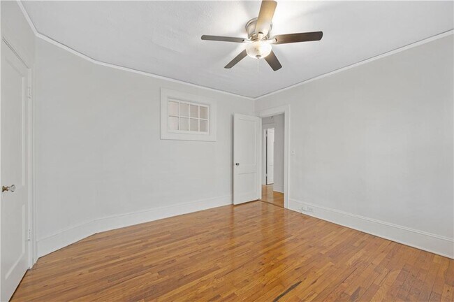 Building Photo - 716 Lakeview Ave NE