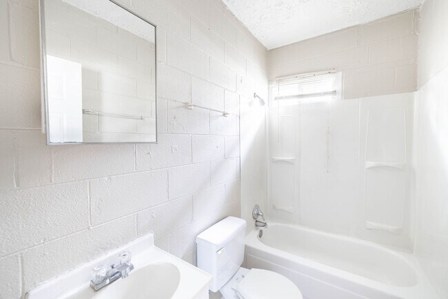 Building Photo - 1 Bed, 1 Bath Pet-Friendly Apartment with Shared Yard