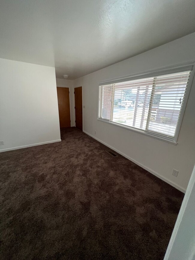 Building Photo - Beautiful 2 bedroom 1 Bath Duplex in Spark...