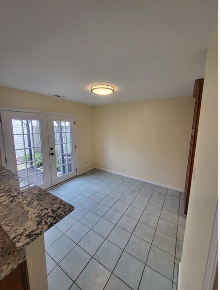 Building Photo - 423 Burr Oak Ct