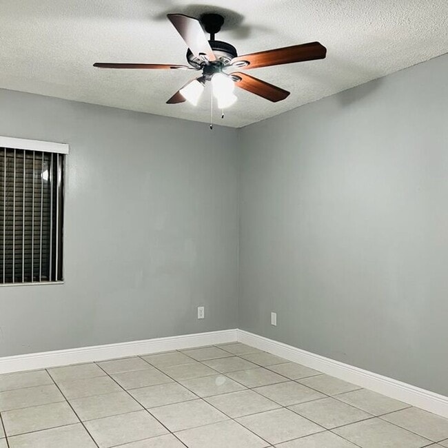 Building Photo - UCF Duplex