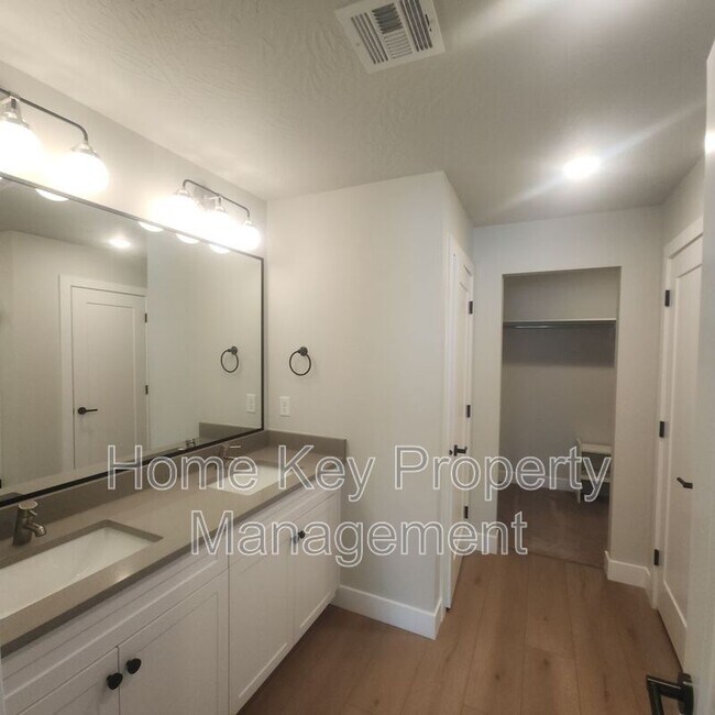 Building Photo - 3954 Razor Dr