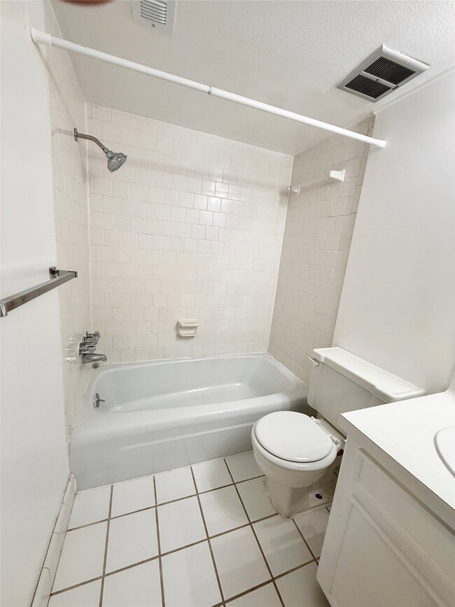 Building Photo - 3912 Mandell St