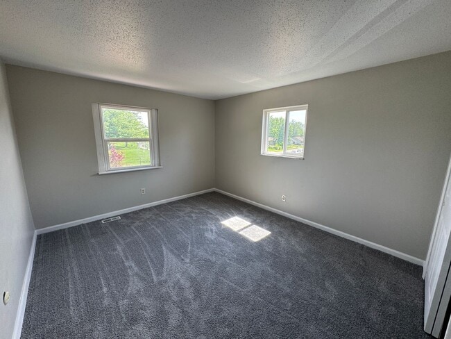 Building Photo - Far Eastside Large 3 Bedroom 1.5 Bath