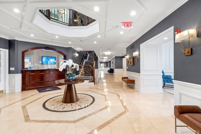 Building Photo - 702 Equestrian Way